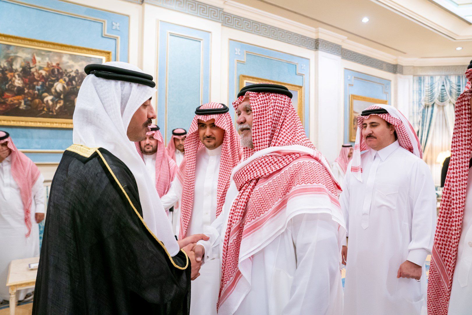 وفد من شيوخ الإمارات يعزي الأمير السعودي بندر بن سلطان بوفاة والدته