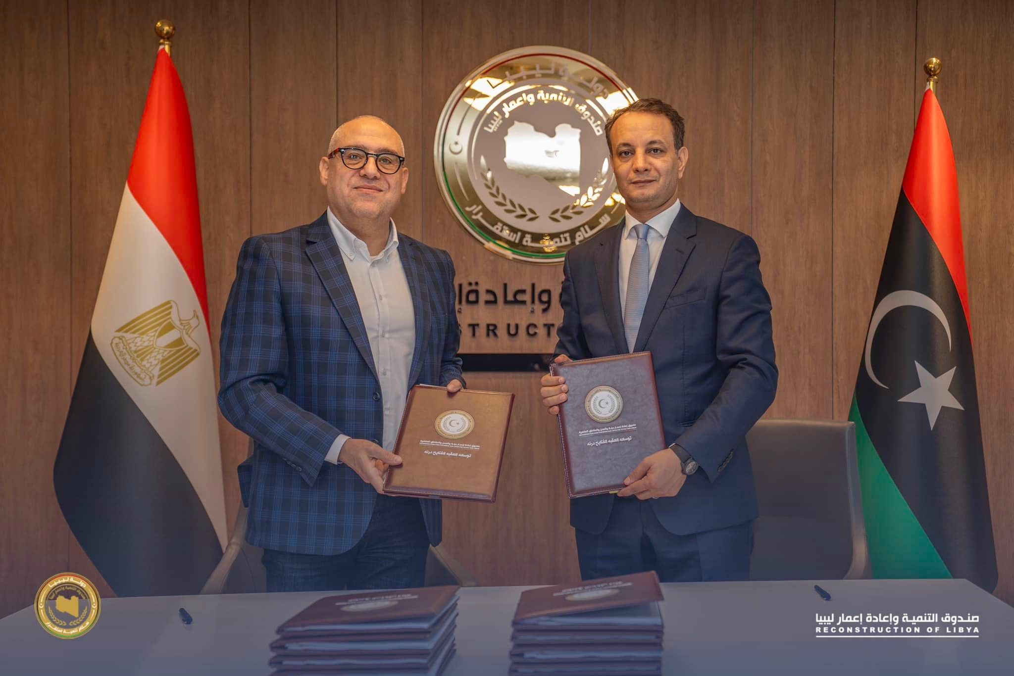 بالصور.. مدير صندوق تنمية وإعادة إعمار ليبيا يوقع مع رئيس مجلس إدارة شركة نيوم الدكتور عاصم الجزار عقود مشاريع في درنة والجبل الأخضر