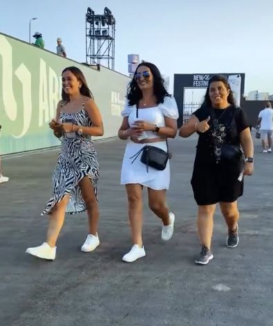 الجمهور ينتظر تامر حسنى وسط أجواء ساحرة بمهرجان العلمين الجديدة.. صور