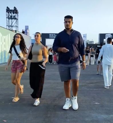 الجمهور ينتظر تامر حسنى وسط أجواء ساحرة بمهرجان العلمين الجديدة.. صور