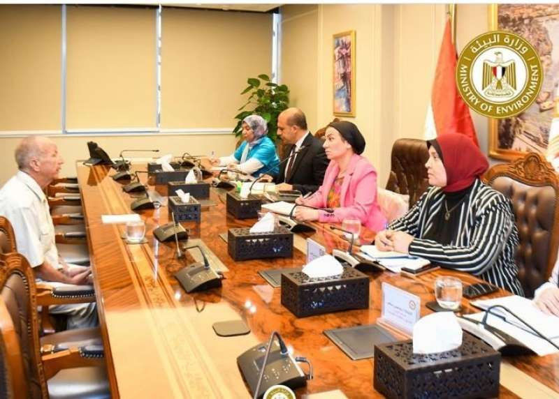 وزيرة البيئة تلتقى مع عدد من العاملين لبحث مقترحاتهم لتطوير آليات العمل...