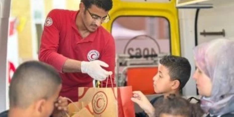 مصر تمد غزة بـ 5480 طن مساعدات غذائية.. وتستقبل دفعة جديدة من المصابين