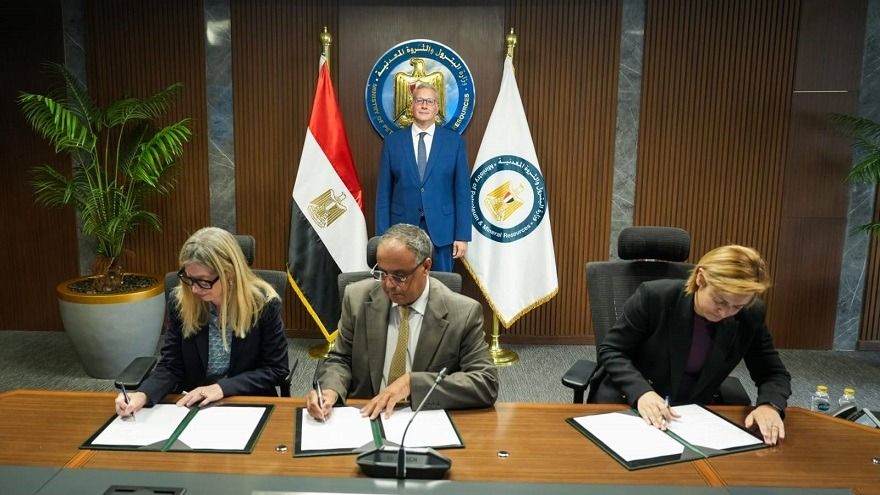 البترول توقع اتفاقية جديدة للتوسع في البحث والإنتاج بمنطقة بدر الدين بالصحراء الغربية