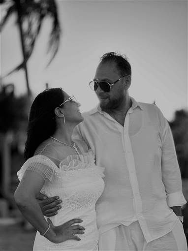 بعد 5 سنوات زواج.. محمد علي رزق يقيم حفل زفاف ويفي بوعده لزوجته كشف الفنان محمد علي رزق عن وعد قديم قطعه على نفسه لزوجته ولكنه لم يتمكن من الوفاء به سوى بعد خمس سنواتنشر مح إقرأ المزيد