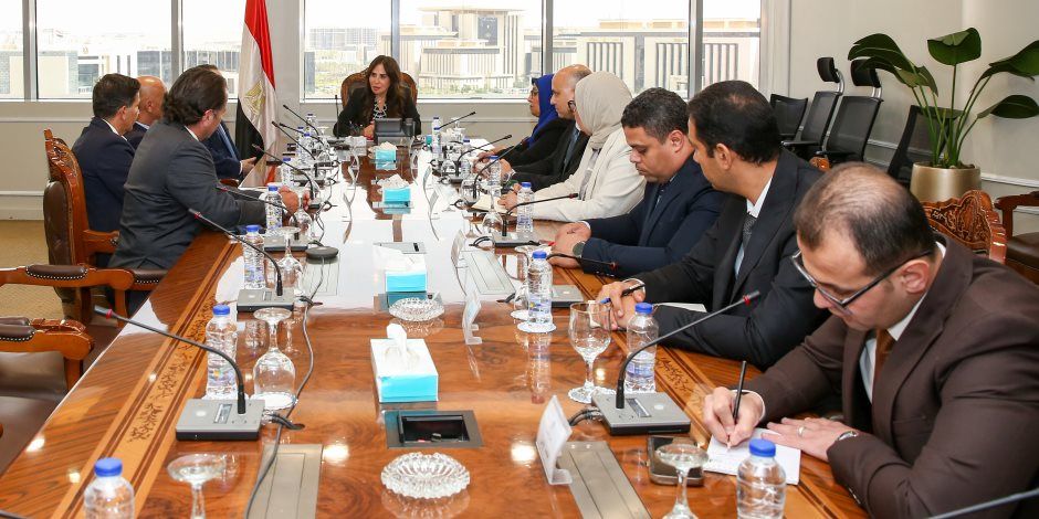 وزيرة الإسكان تستعرض مقترحات تحالف عالمى لإدارة حى المال بالعاصمة الجديدة