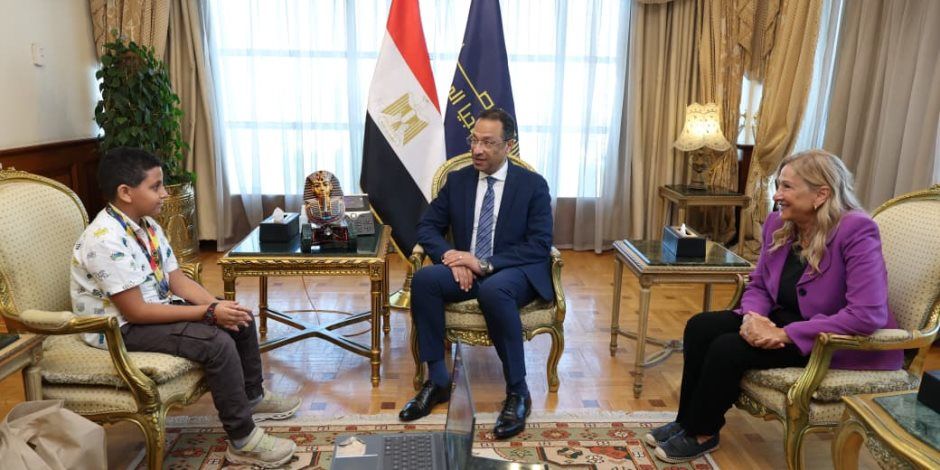 وزير الاتصالات يكرم الطفل مارتيروس مينا لتميزه العالمي في البرمجة والروبوتات