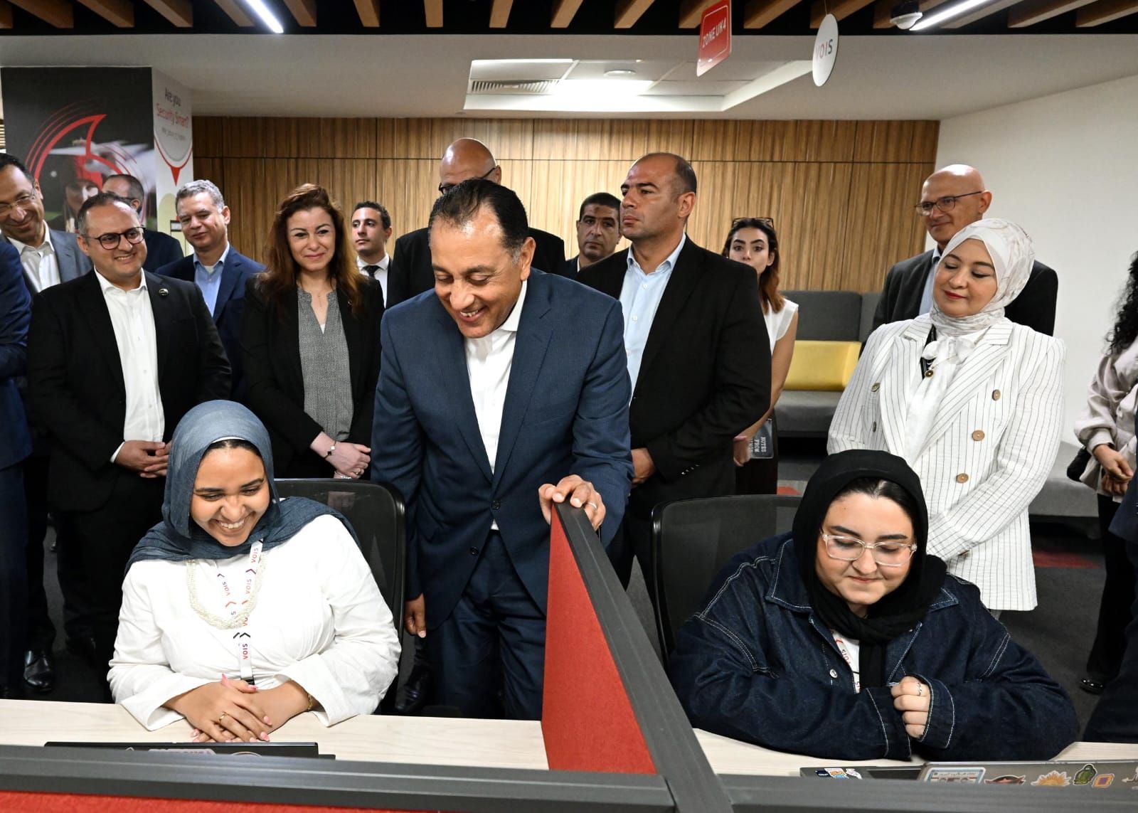 رئيس الوزراء يزور شركة فودافون للحلول الذكية «VOIS»