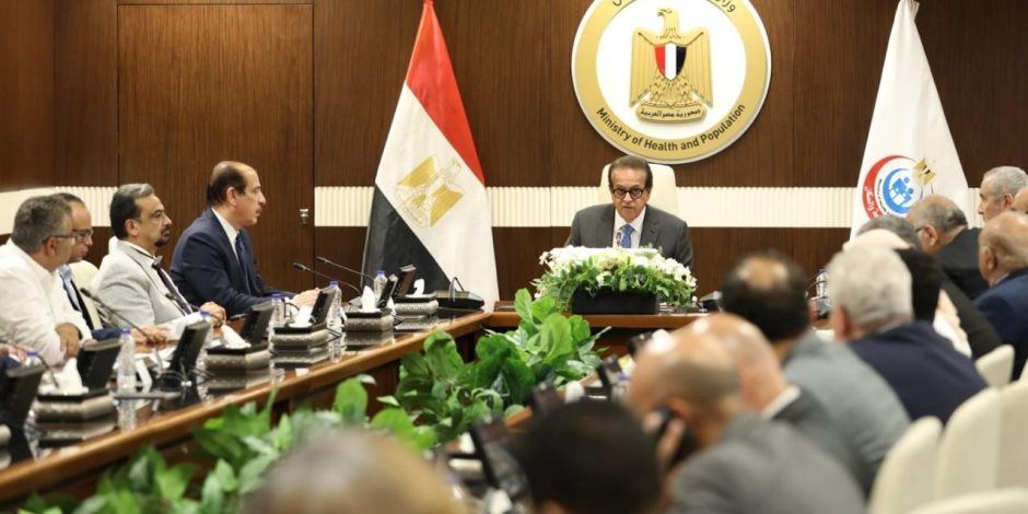 وزير الصحة يترأس الاجتماع الدوري لقيادات الوزارة لمتابعة سير العمل بمختلف الملفات