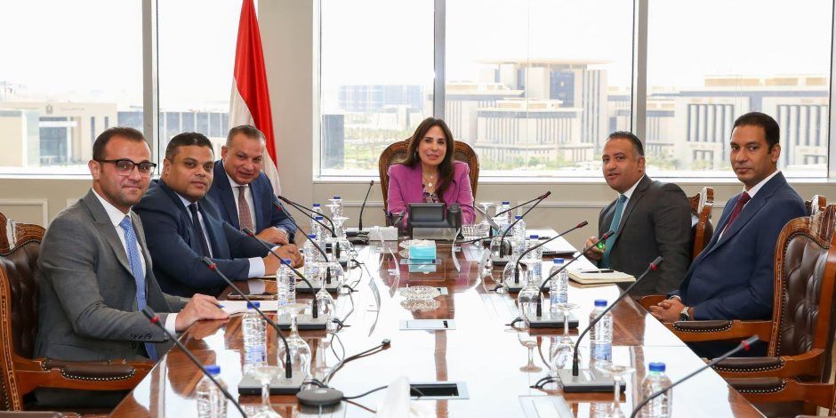 وزيرة الإسكان تستعرض رؤية الوزارة لتطوير آليات العمل بالهيئة العامة للتنمية السياحية