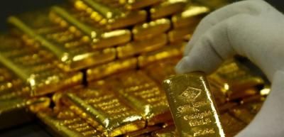 الذهب يتراجع بأكثر من 1%