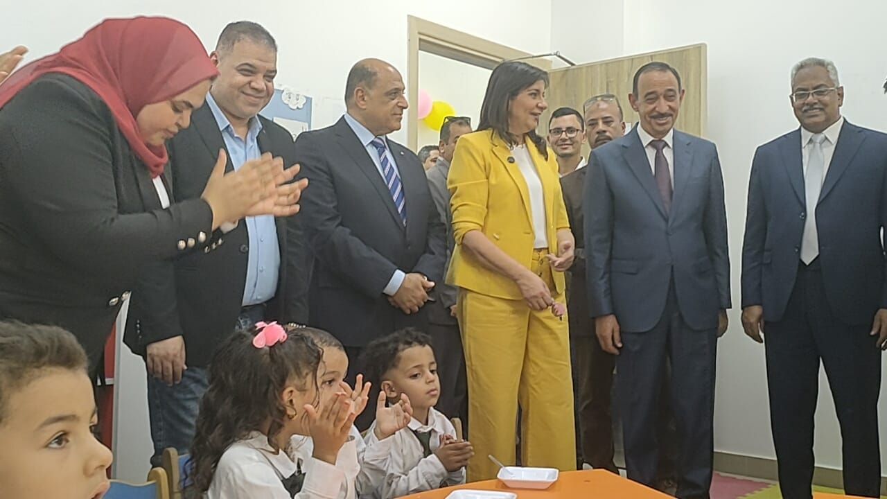 السفيرة نبيلة مكرم تحتفل بعيد ميلاد طفلة في بناويط (10)