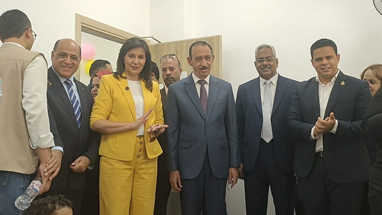 السفيرة نبيلة مكرم تحتفل بعيد ميلاد طفلة في بناويط (9)