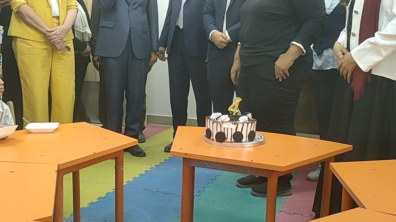 السفيرة نبيلة مكرم تحتفل بعيد ميلاد طفلة في بناويط (5)