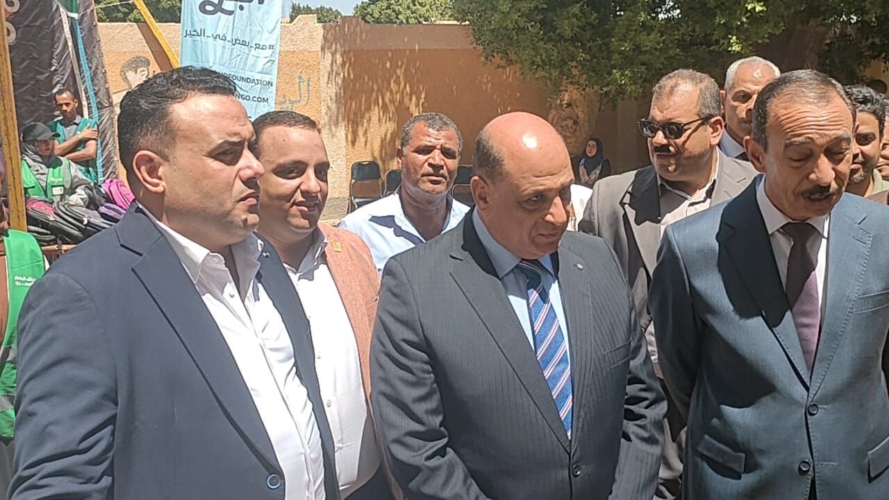 وصول السفيرة نبيلة مكرم ومحافظ سوهاج لتفقد قافلة التحالف الوطنى (9)