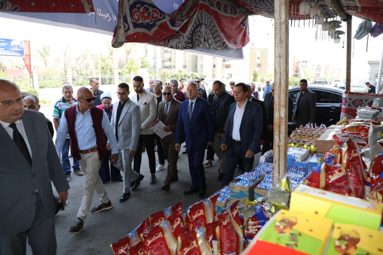 محافظ القاهرة يفتتح معرضين بالسلام.. مستلزمات مدرسية وسلع غذائية بأسعار مخفضة