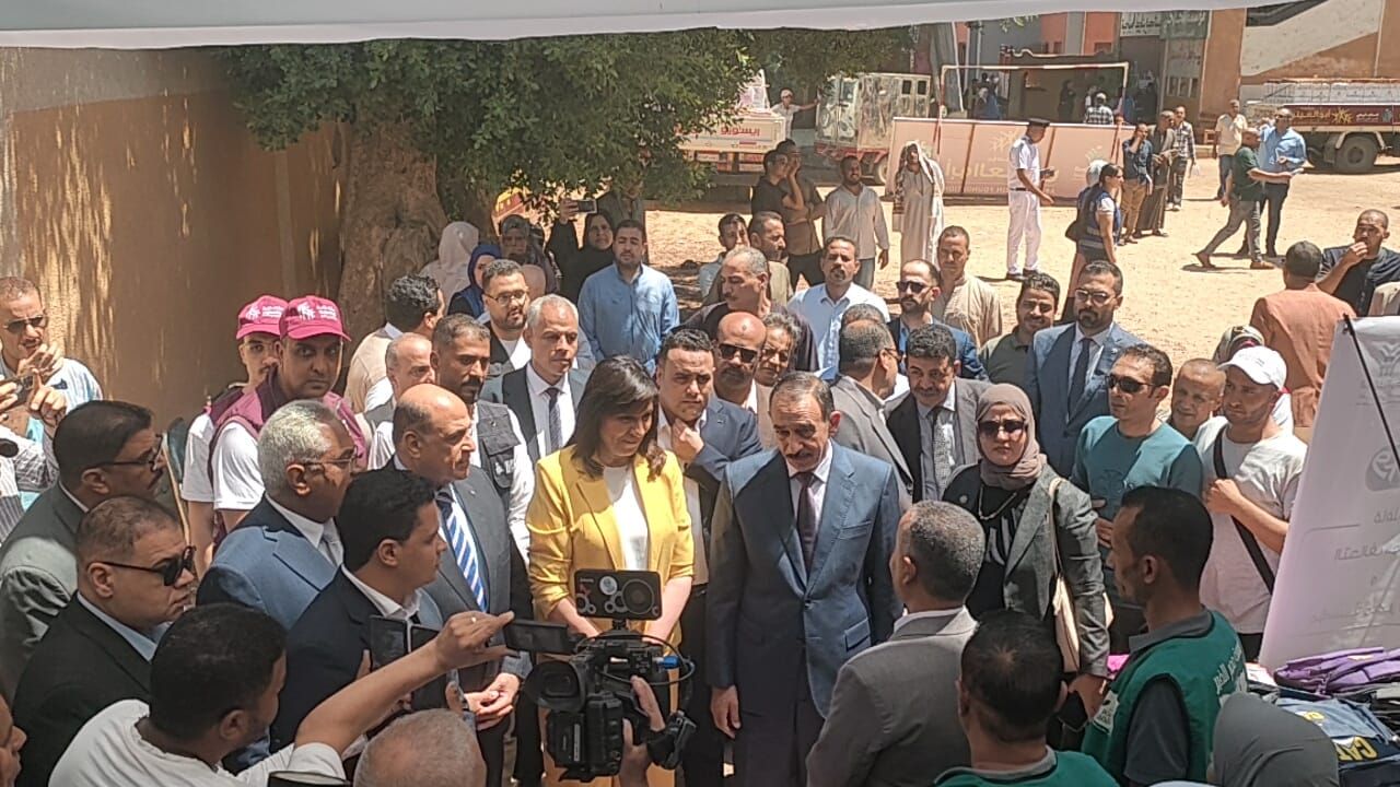 وصول السفيرة نبيلة مكرم ومحافظ سوهاج لتفقد قافلة التحالف الوطنى (7)