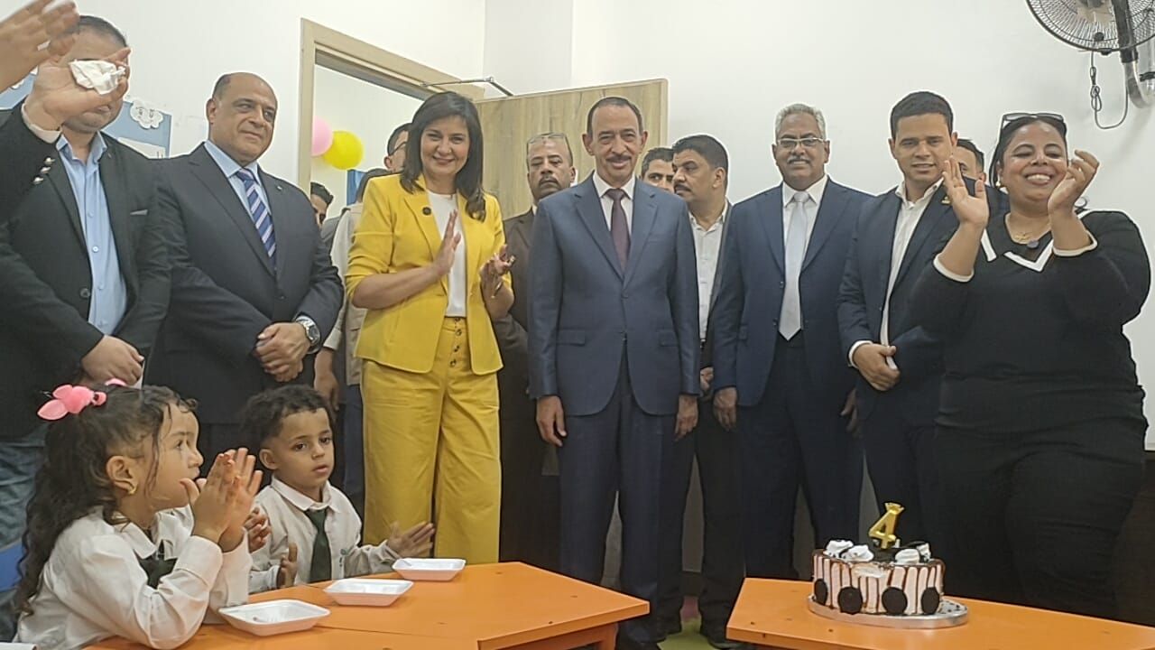 السفيرة نبيلة مكرم تحتفل بعيد ميلاد طفلة في بناويط (13)