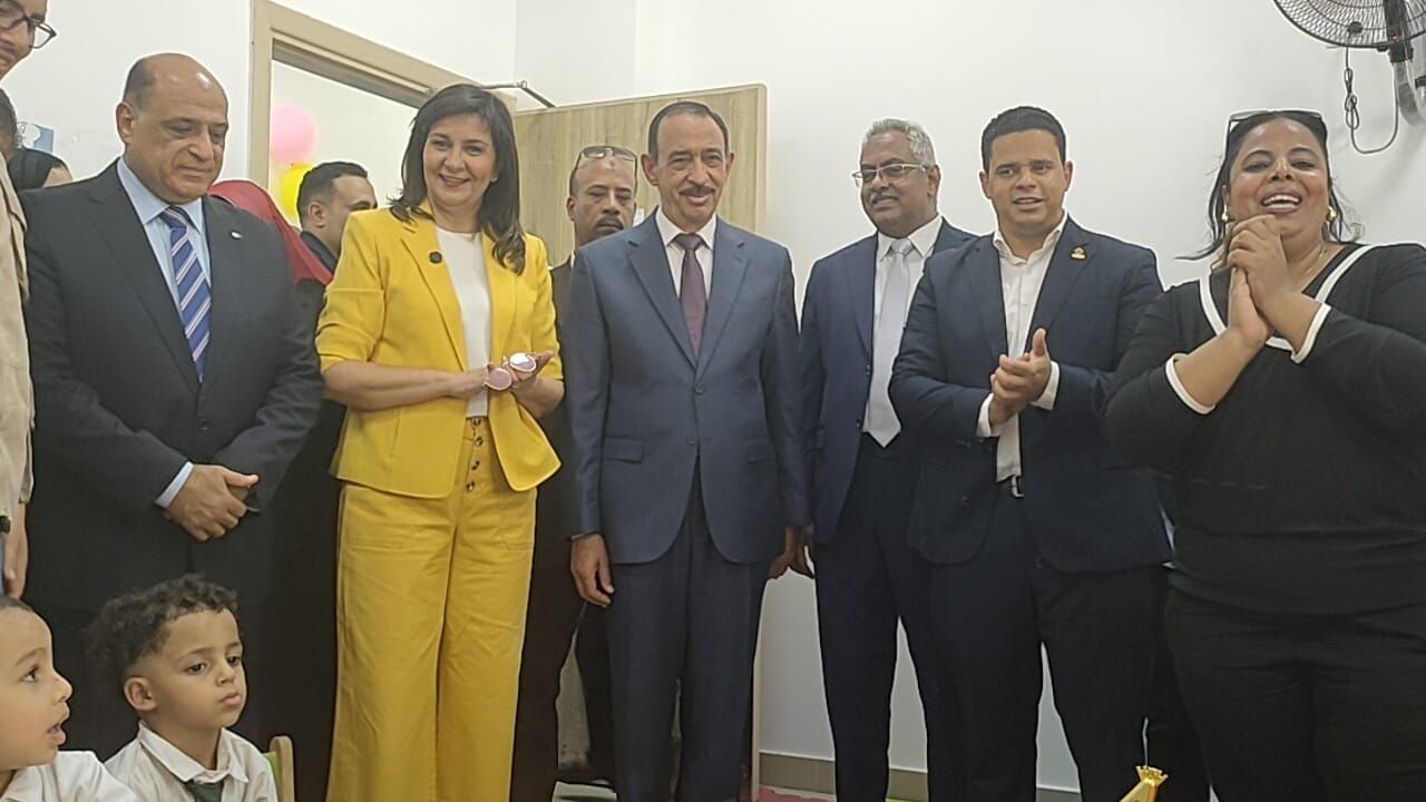السفيرة نبيلة مكرم تحتفل بعيد ميلاد طفلة في بناويط (1)