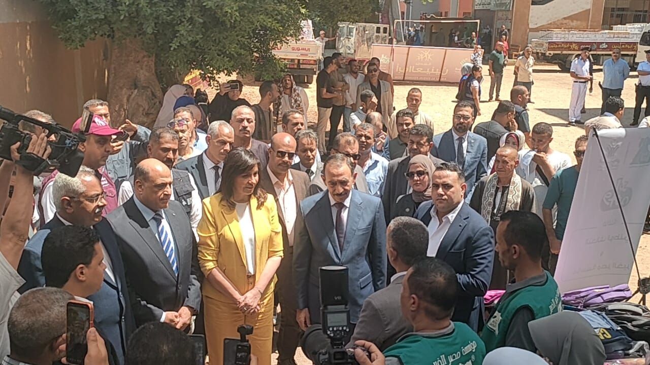 وصول السفيرة نبيلة مكرم ومحافظ سوهاج لتفقد قافلة التحالف الوطنى (5)