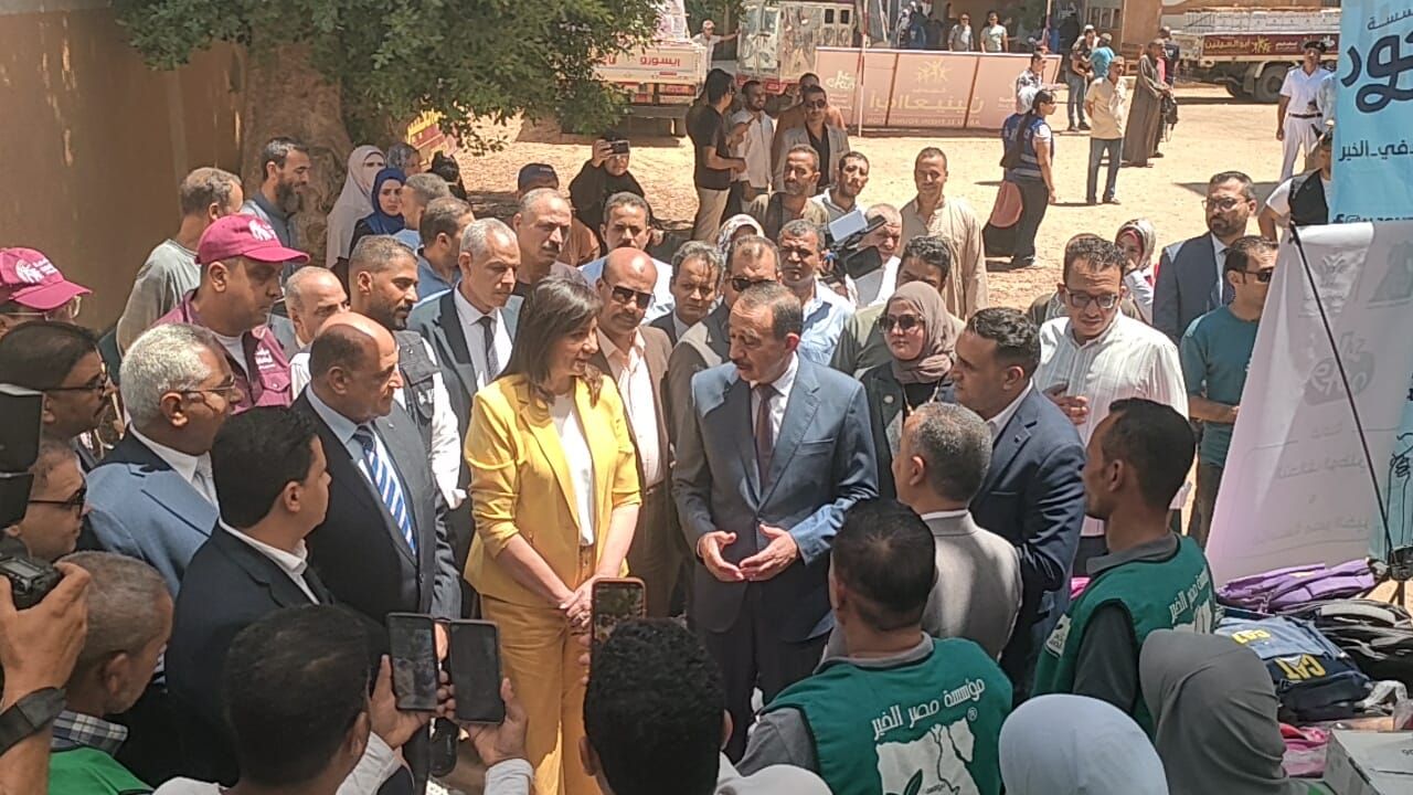 وصول السفيرة نبيلة مكرم ومحافظ سوهاج لتفقد قافلة التحالف الوطنى (6)