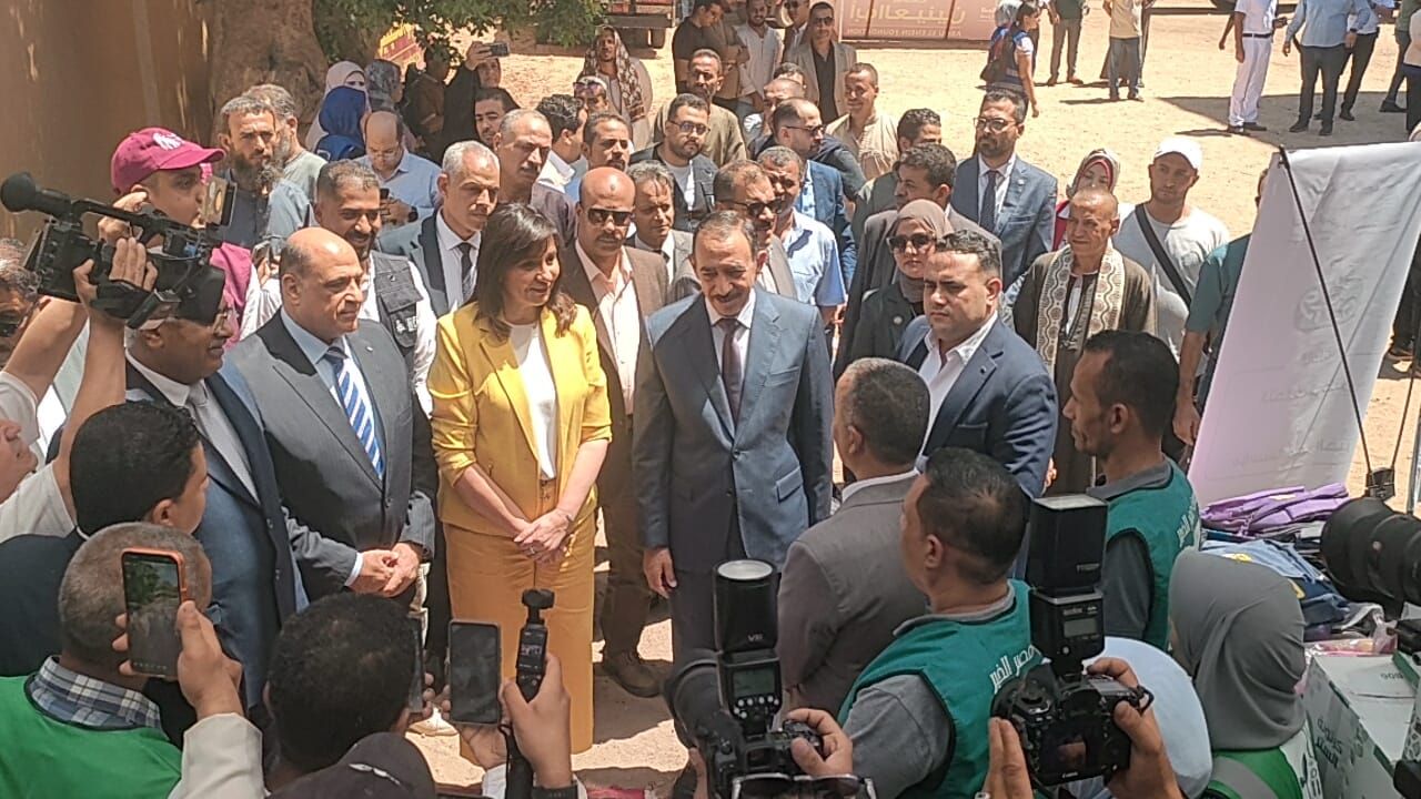 وصول السفيرة نبيلة مكرم ومحافظ سوهاج لتفقد قافلة التحالف الوطنى (4)
