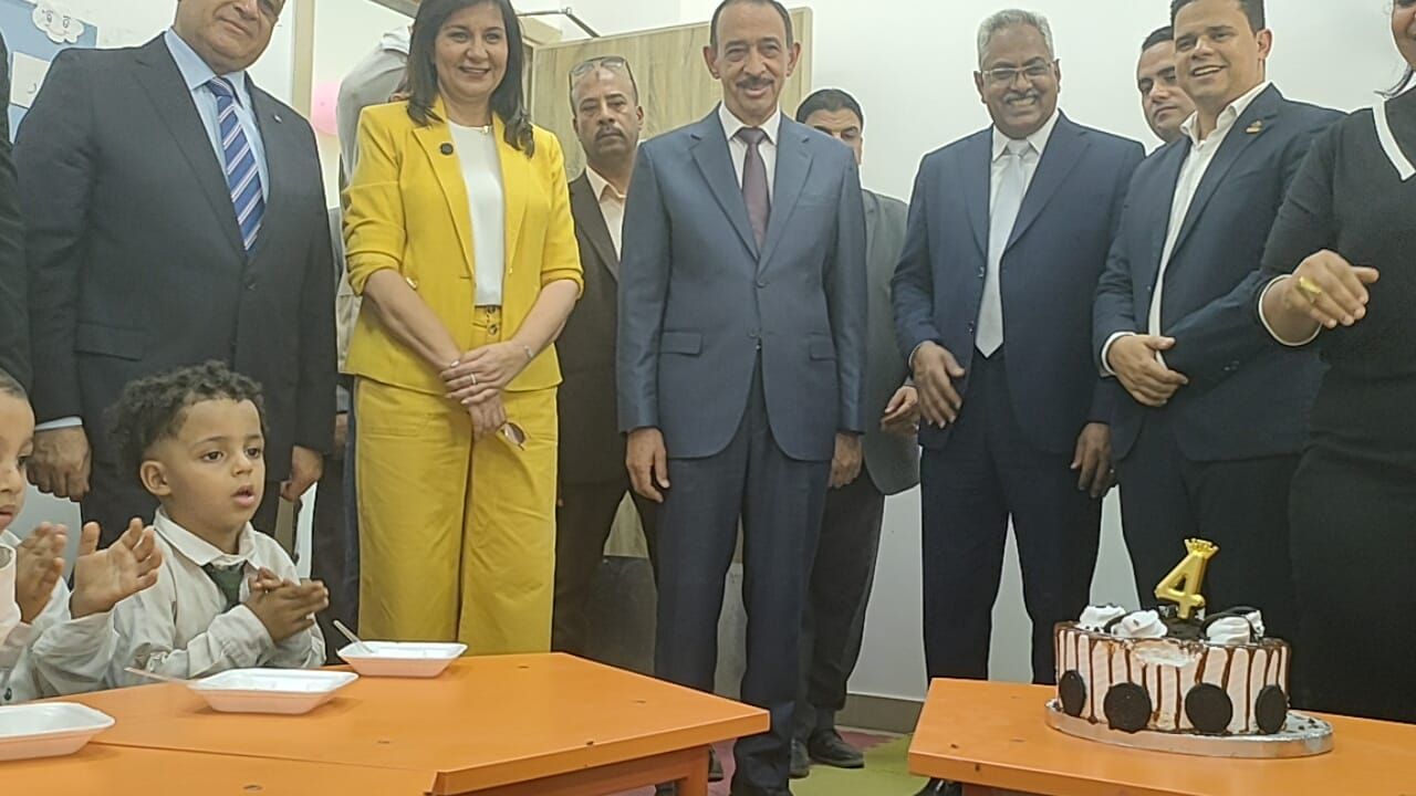 السفيرة نبيلة مكرم تحتفل بعيد ميلاد طفلة في بناويط (7)
