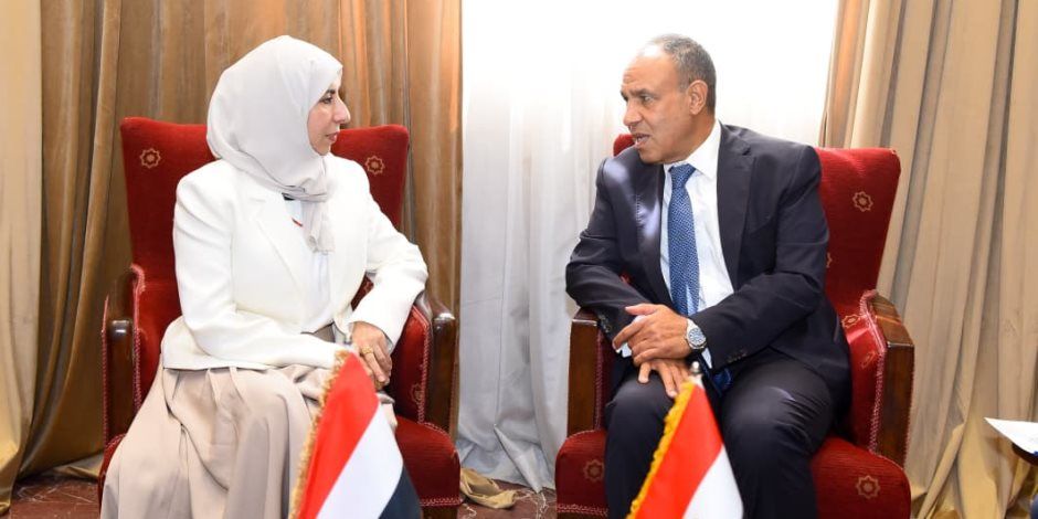 وزير الخارجية يلتقي نظيرته اليمنية ويبحث سبل دعم الاستقرار في اليمن وتعزيز العلاقات الثنائية