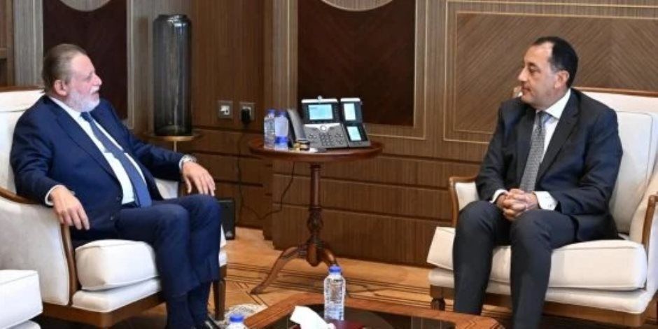رئيس الوزراء يبحث مع محافظ البنك المركزي عددا من ملفات العمل المشتركة
