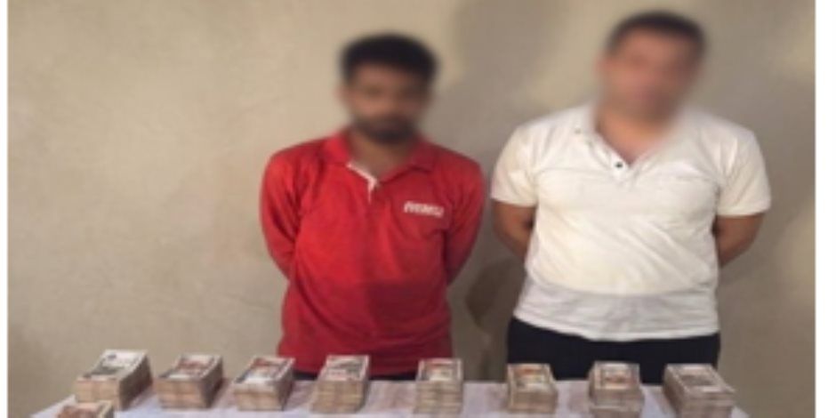 ضبط كرتونة تحتوى على أموال وذهب بحوزة عامل سرقها من مركز طبى لجراحات العيون بالقاهرة