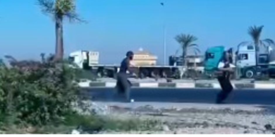 مهتز نفسياً.. ضبط شخص ركض خلف فرد شرطة وإلقى عليه زجاجة بأحد الطرق فى الإسماعيلية