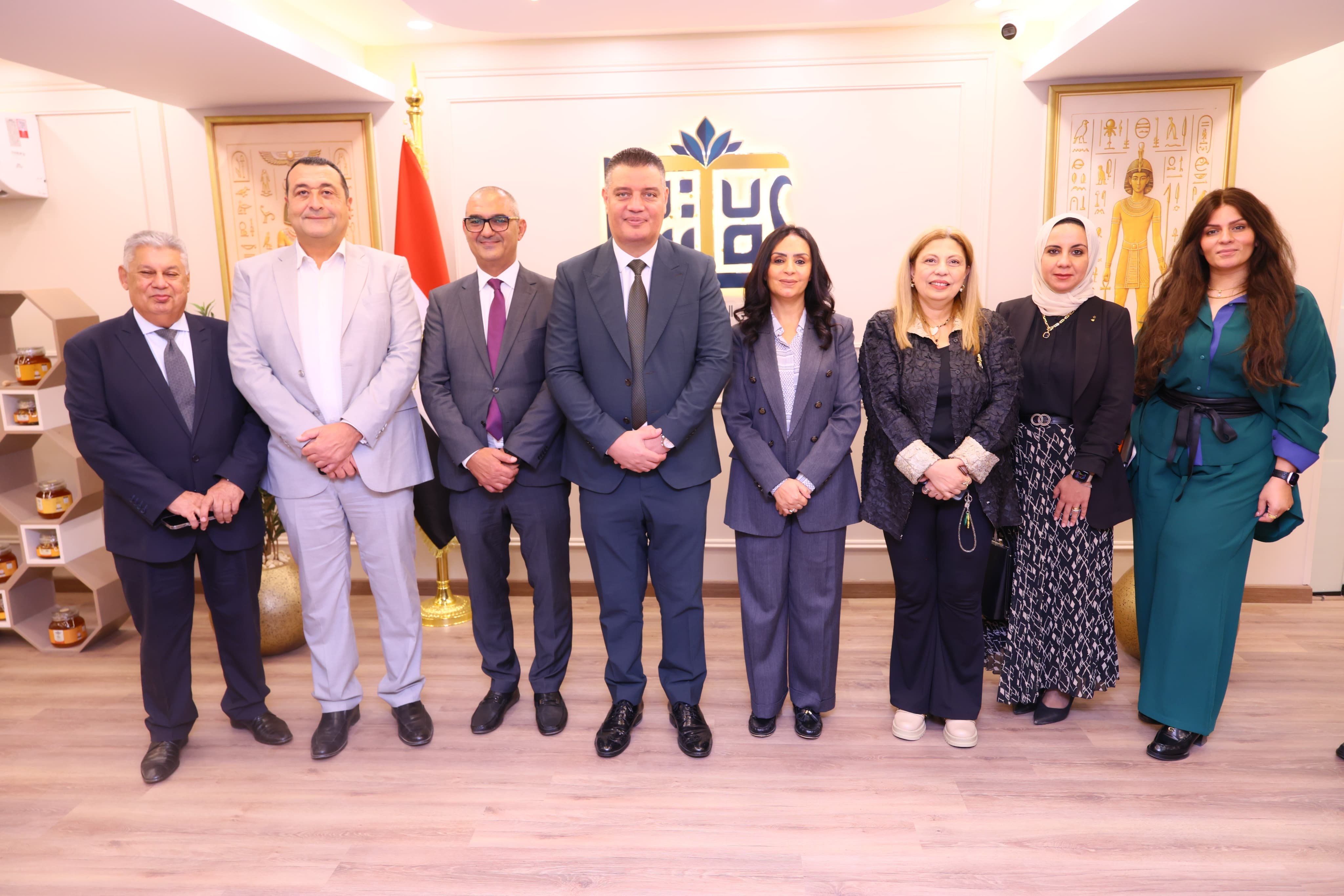 الدكتورة مايا مرسى وزيرة التضامن تفتتح مقر المعرض الدائم لصندوق دعم الصناعات الريفية والبيئية