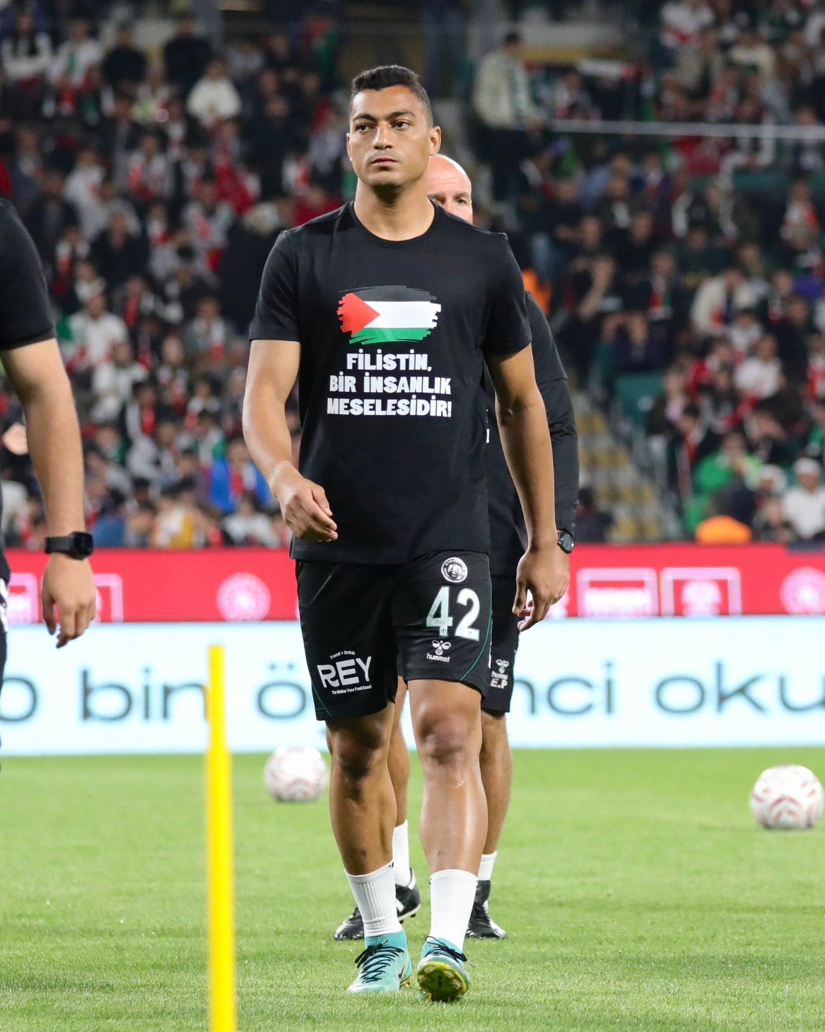 مصفى محمد بقميص يحمل علم فلسطين