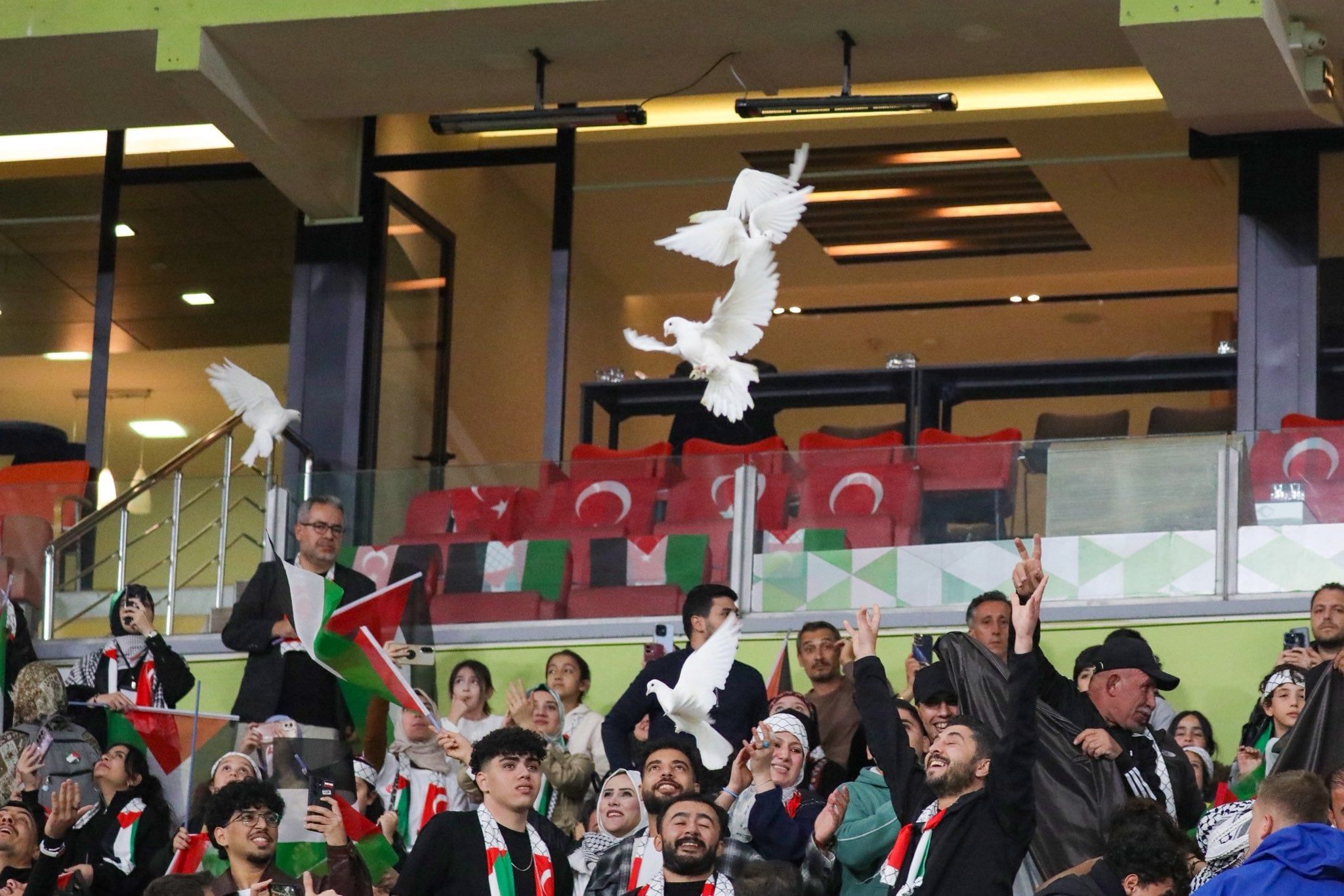 جماهير كونيا سبور تحتفل بمنتخب فلسطين