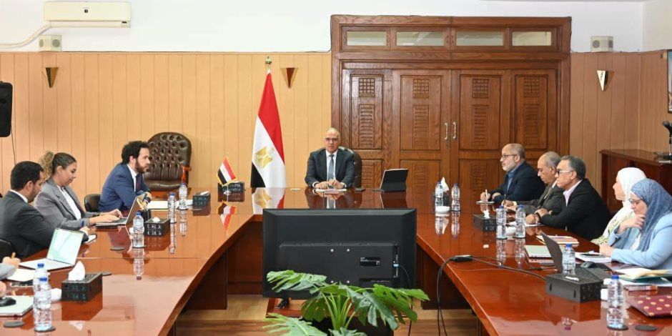 وزير الري يبحث مع نائب رئيس البنك الأوروبي لإعادة الإعمار والتنمية تعزيز التعاون في مجال حماية الشواطئ