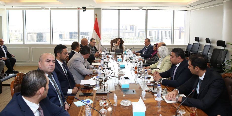 وزيرة الإسكان تبحث تعظيم الاستفادة من الأصول العقارية لهيئة المجتمعات العمرانية الجديدة