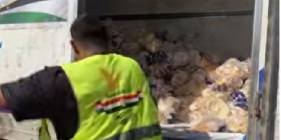 اللجنة المصرية توزع الخبز على الفلسطينيين في شمال قطاع غزة (فيديو)