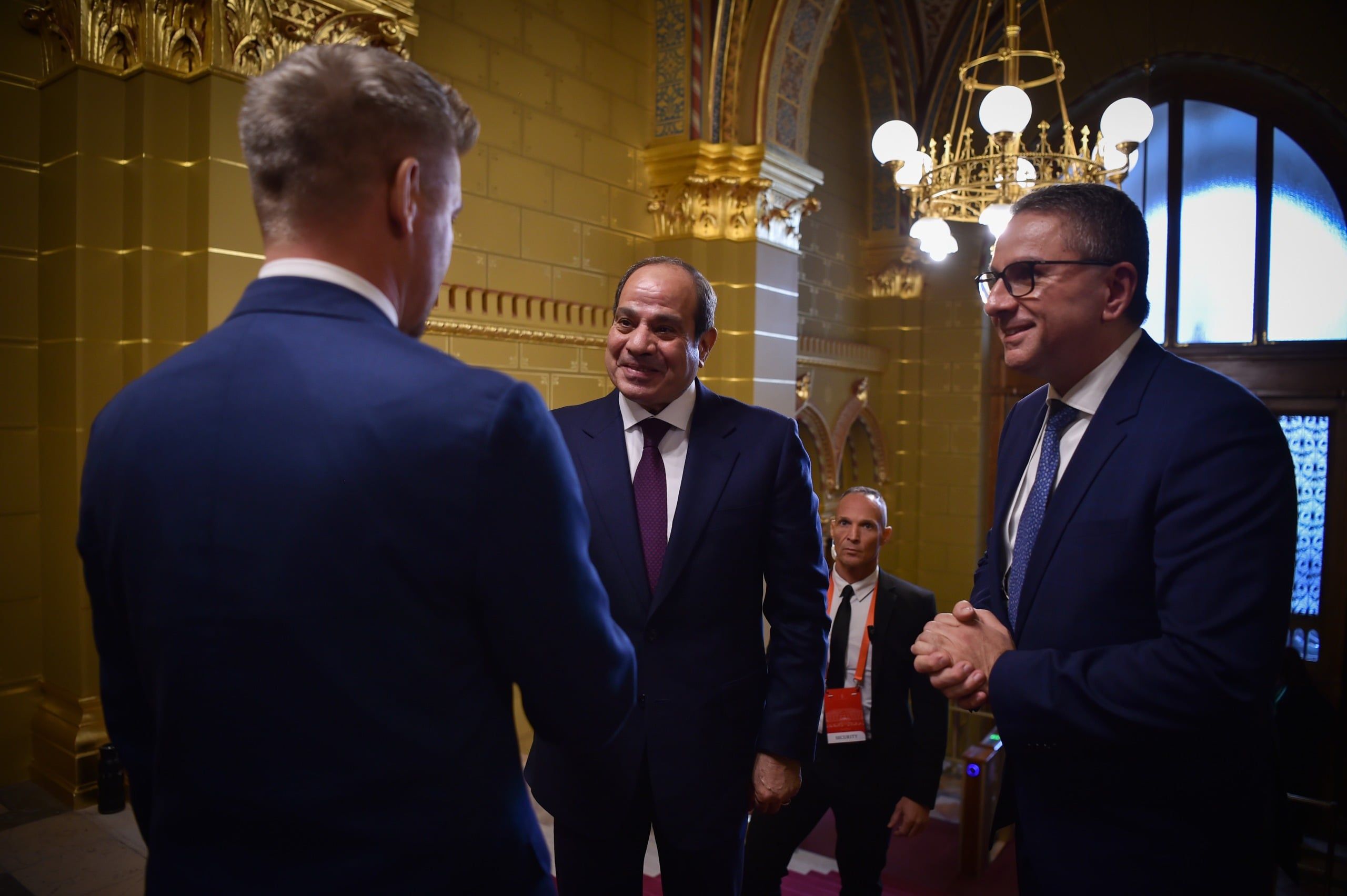 فخامة الرئيس السيسى يلتقى رئيس وزراء المجر ويستمع لشرح حول التاج الملكي المقدس