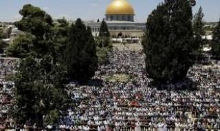 60 ألفا أدوا صلاة الجمعة بالأقصى