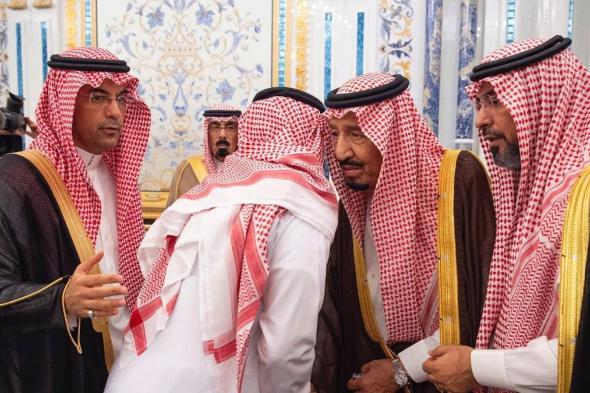 الملك سلمان وولي العهد يستقبلان أسرة الراحل عبد العزيز الفغم (صور وفيديو)